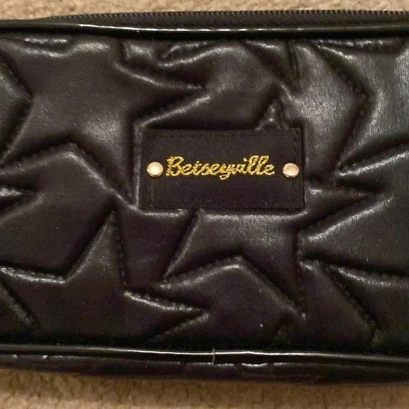 EUC Betsey Johnson  Besteyville, Black, Star Makeup Bag - Picture 5 of 8